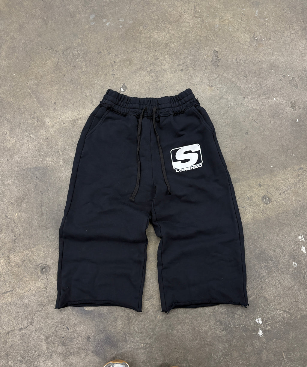 BLACK 3/4 SHORTS