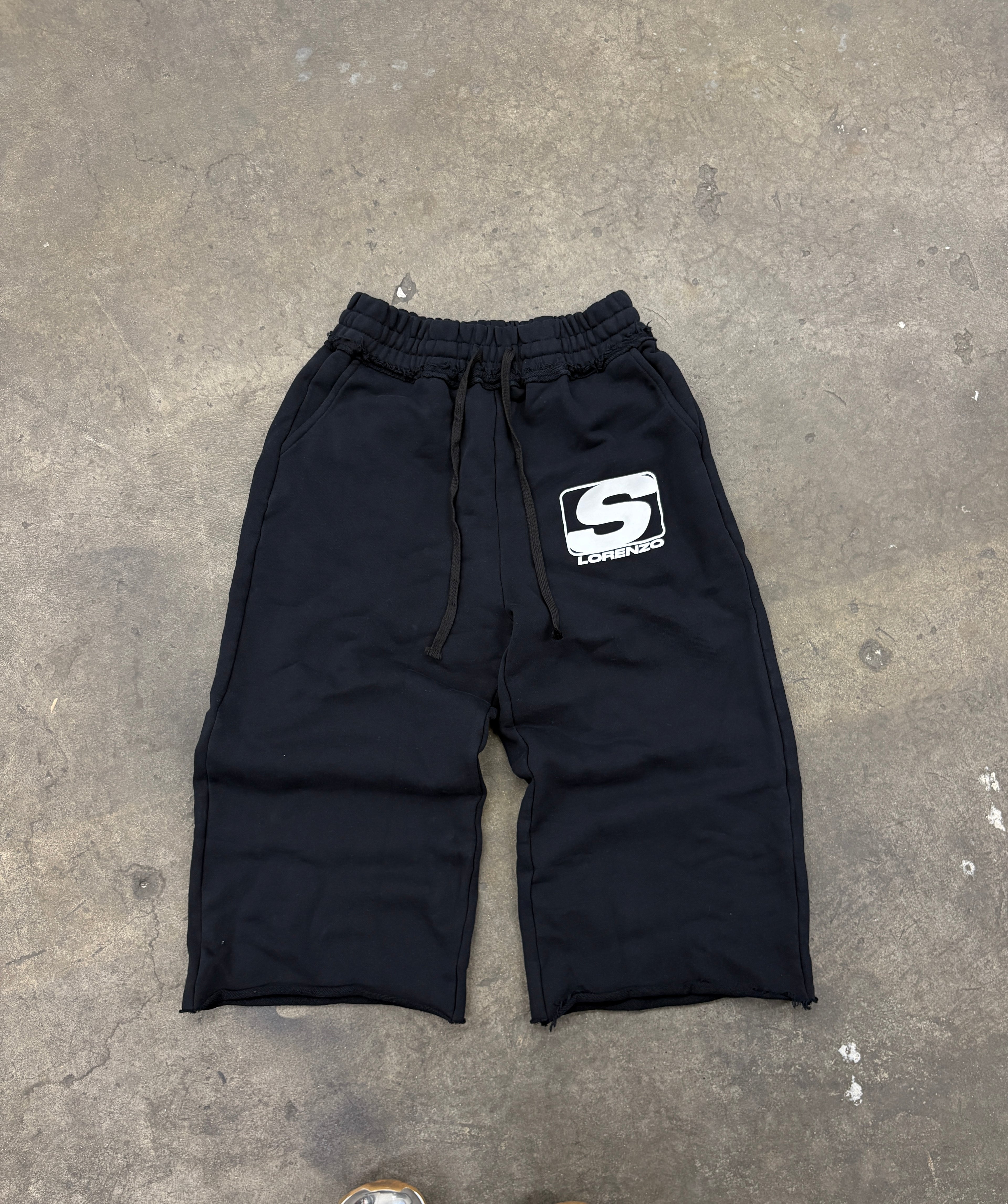 BLACK 3/4 SHORTS